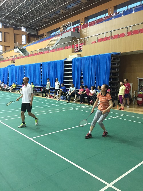  电信台湾av举办教职工羽毛球比赛