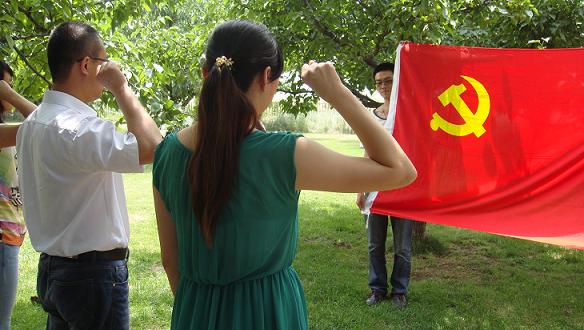  怀念革命先烈   重温入党誓词——电信台湾av举行党日活动